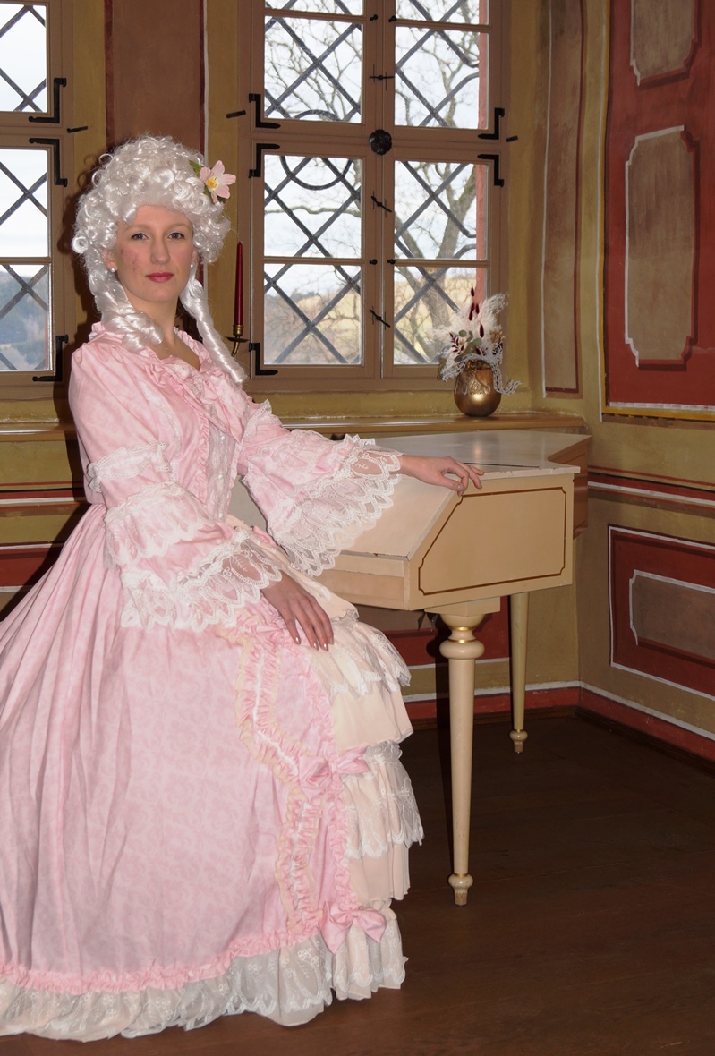 Prinzessin am Spinett