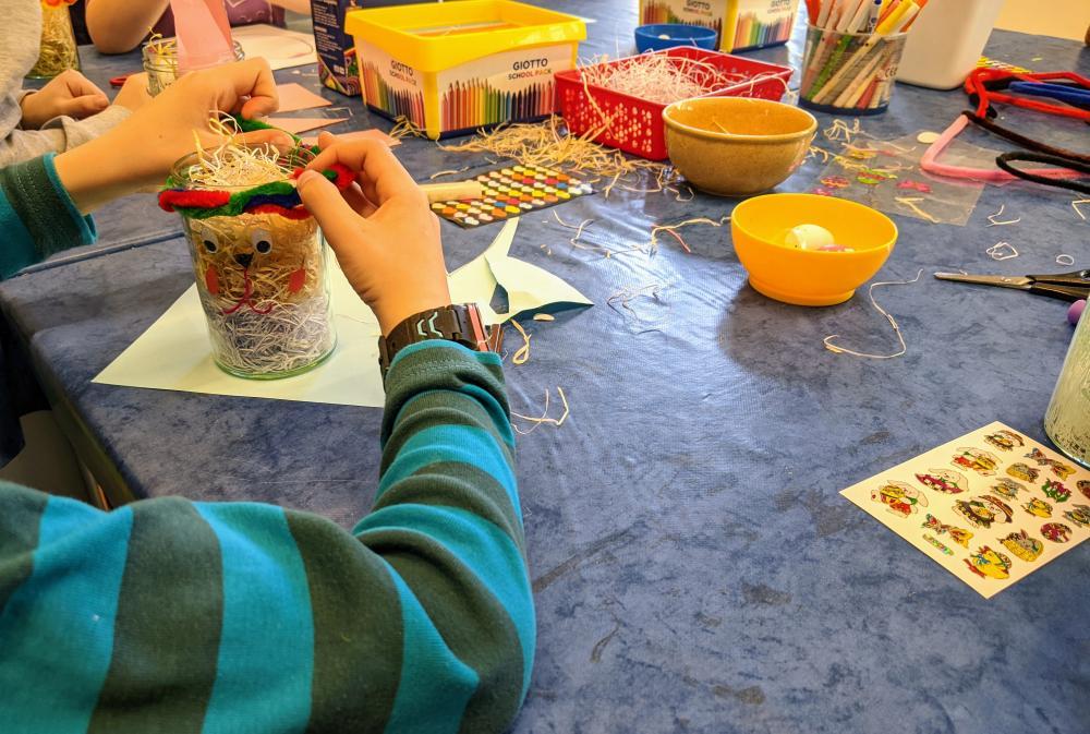 Kinder basteln Oster-Deko